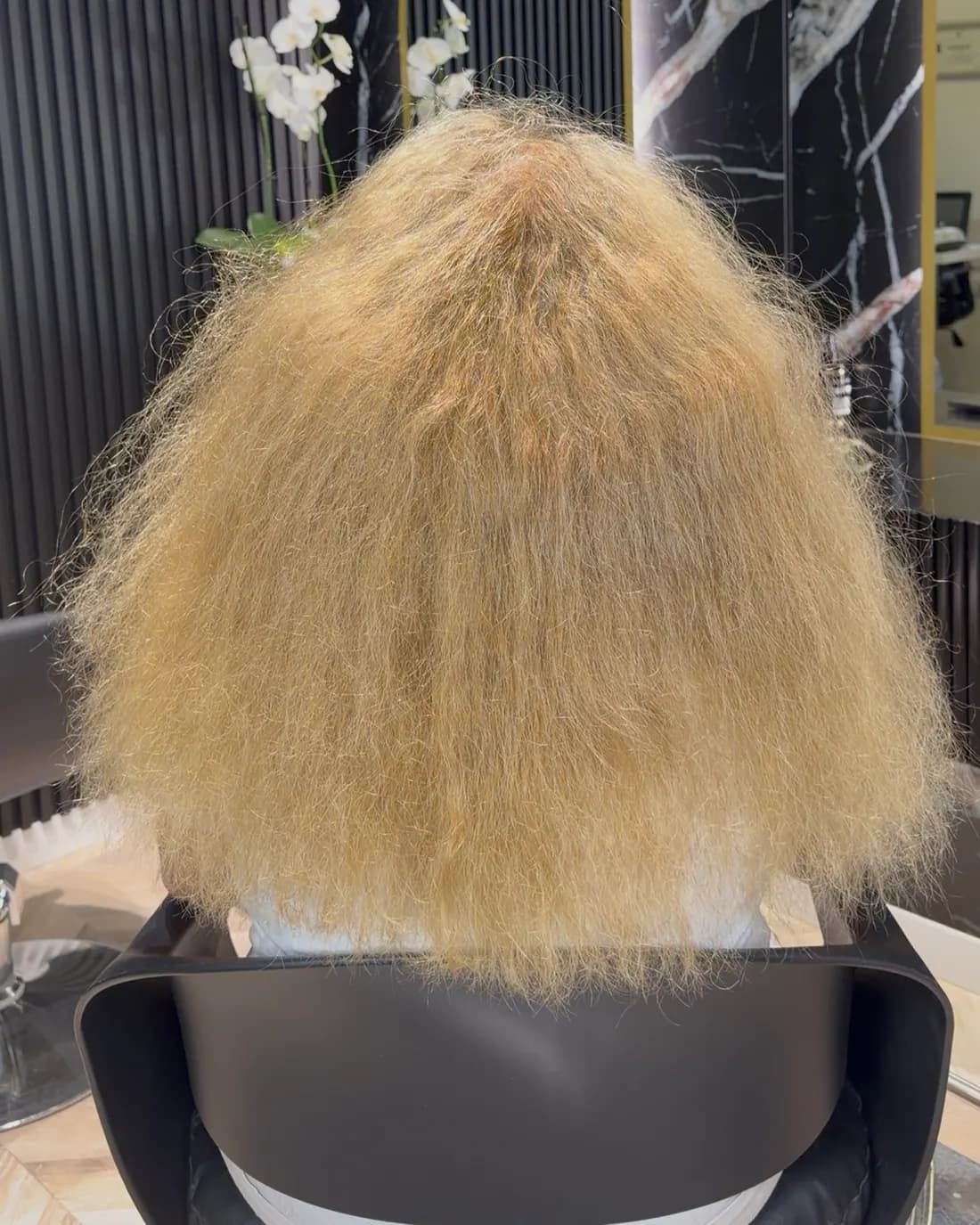 Flokë biondë të fryrë dhe të ashpër para trajtimit me keratinë