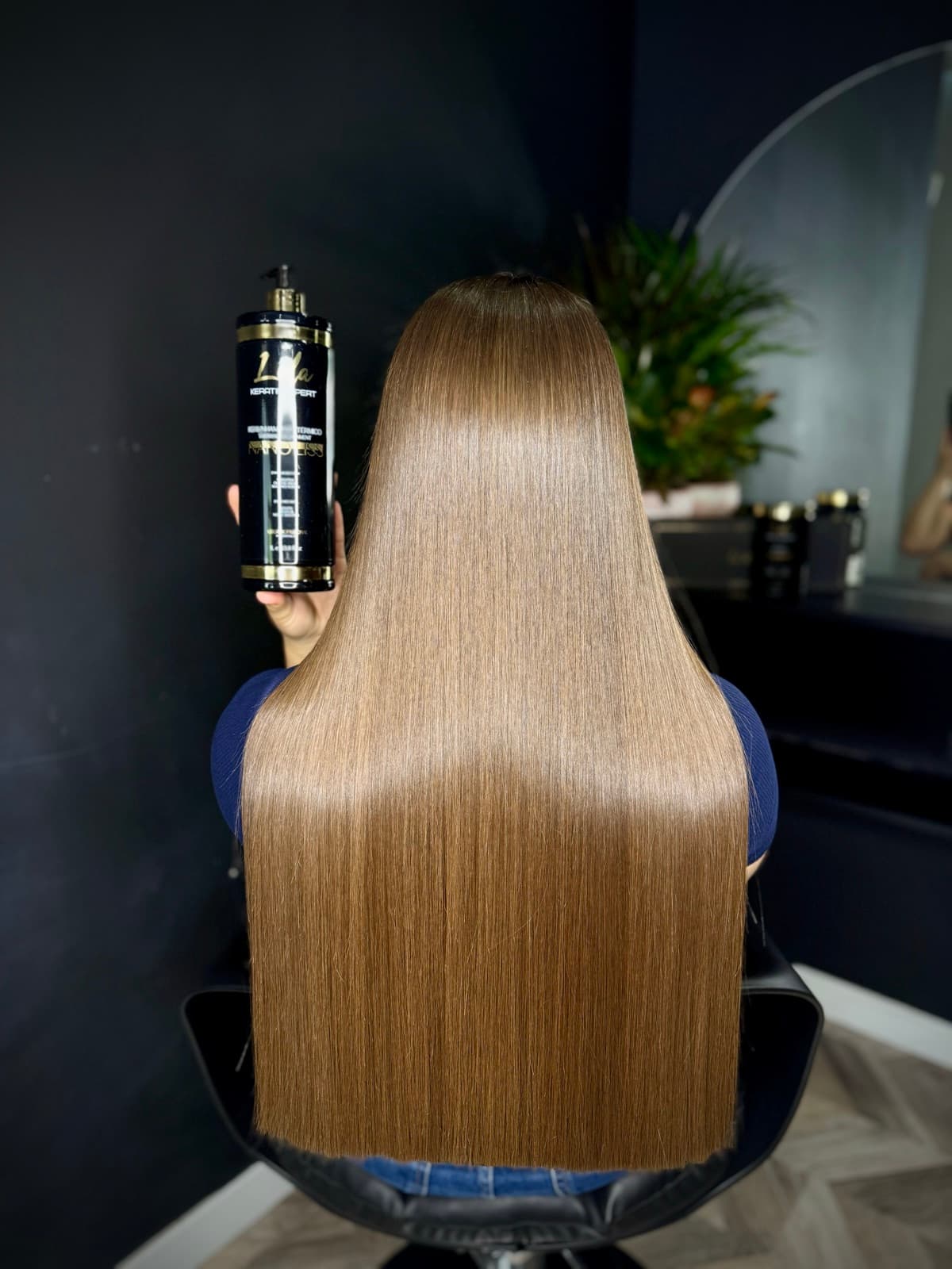 Flokë të gjatë dhe të lëmuar pas trajtimit me keratinë, pranë produktit Lola